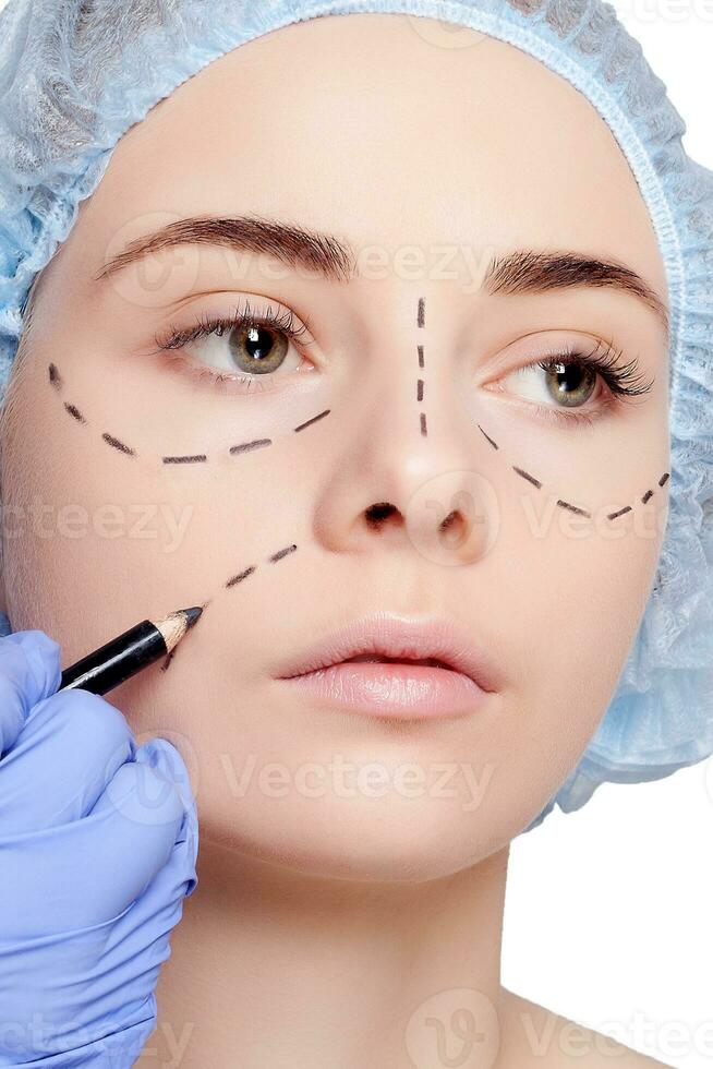 magnifique Jeune femme perforation lignes Plastique chirurgie opération photo