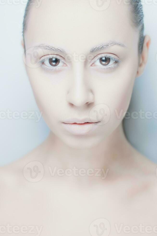 glamour hiver femme blanc fourrure et artistique maquillage photo