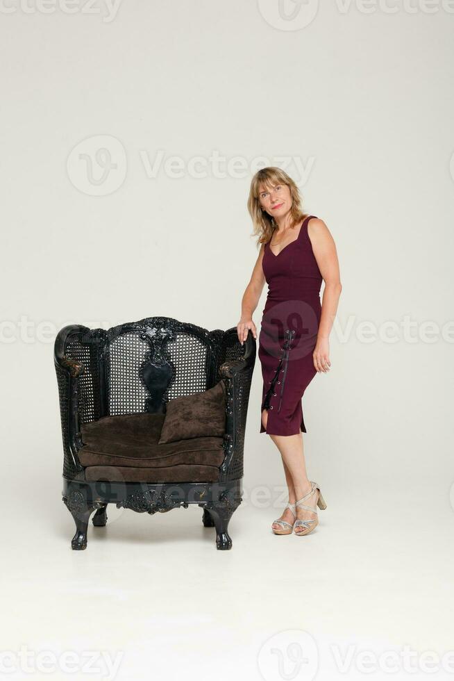 portrait de une étourdissant à la mode modèle séance dans une chaise photo