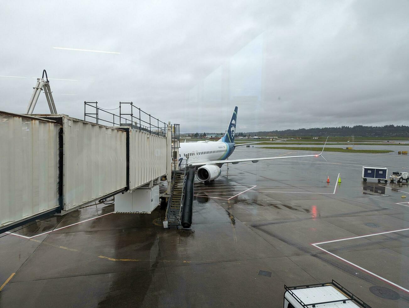 Portland, Etats-Unis - 12.10.2023 intérieur Portland aéroport. vue de le fenêtre de Avions et les passagers embarquement. photo