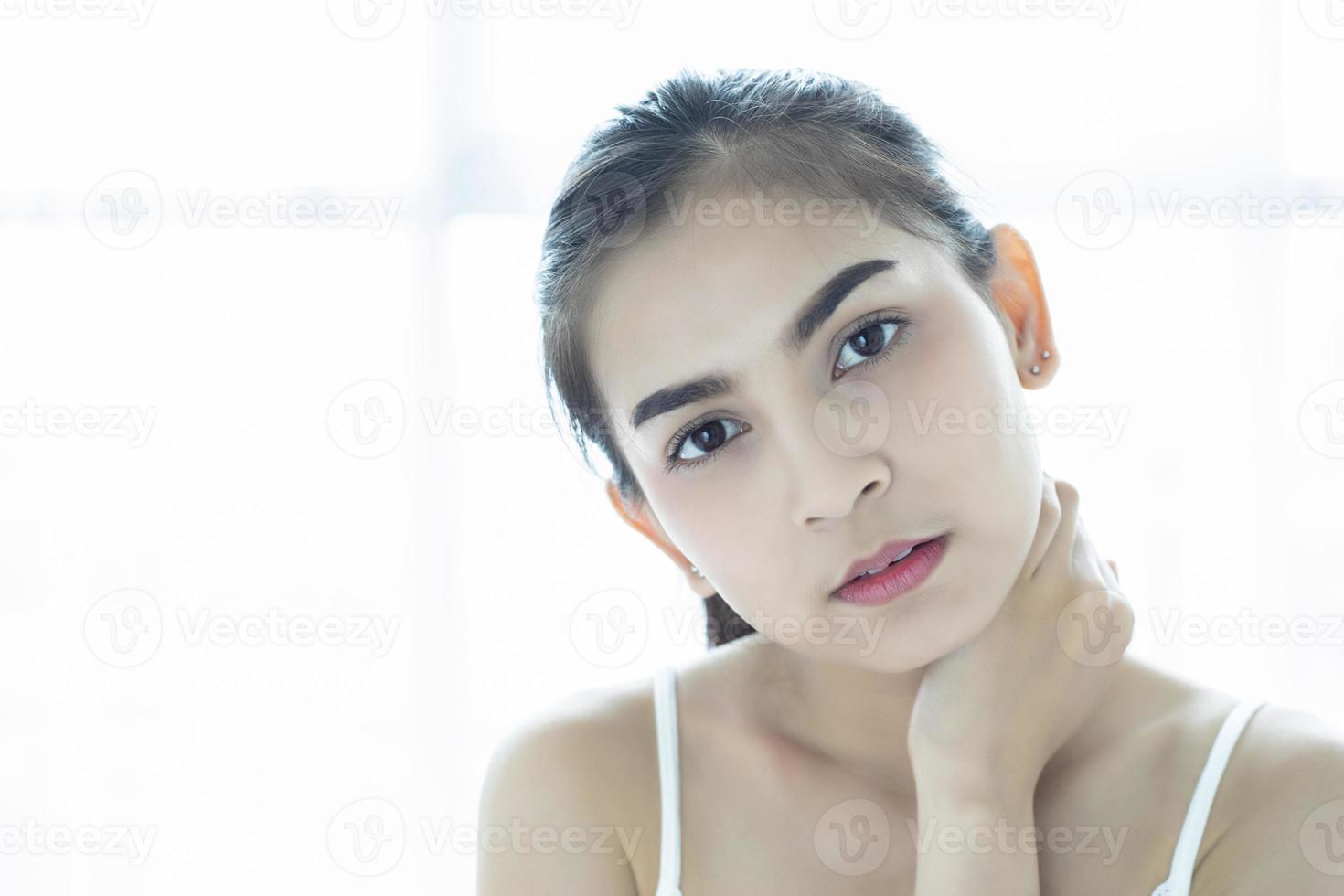 les femmes asiatiques belles avec une peau propre et fraîche touchent leur propre visage. Traitement facial . cosmétologie, beauté et spa photo