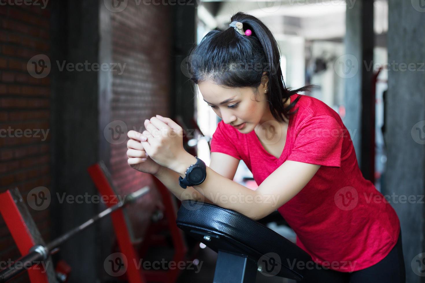 belle femme en forme musculaire exerçant des muscles de construction et femme de remise en forme faisant des exercices dans la salle de gym. remise en forme - concept de mode de vie sain photo