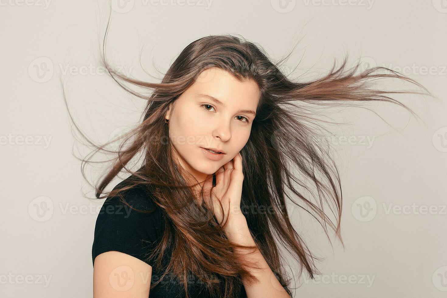 portrait de adolescent fille montrant dentaire croisillons. photo