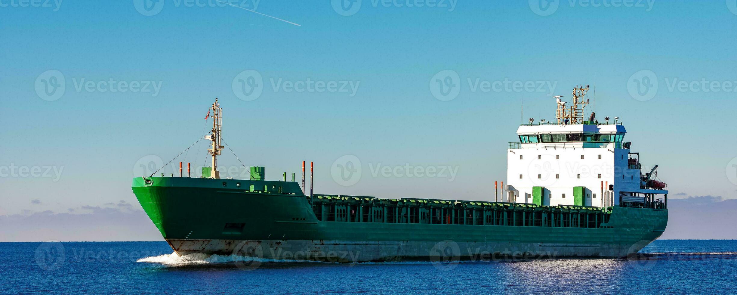 vert cargaison navire en mouvement dans encore l'eau de baltique mer photo