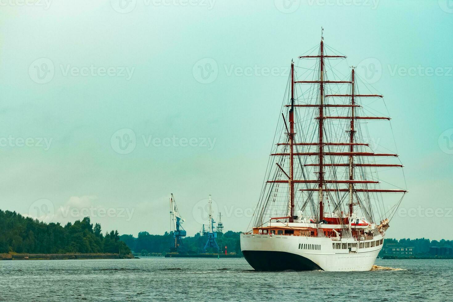 gros blanc voile navire avec Trois mât en mouvement à le riga Port photo