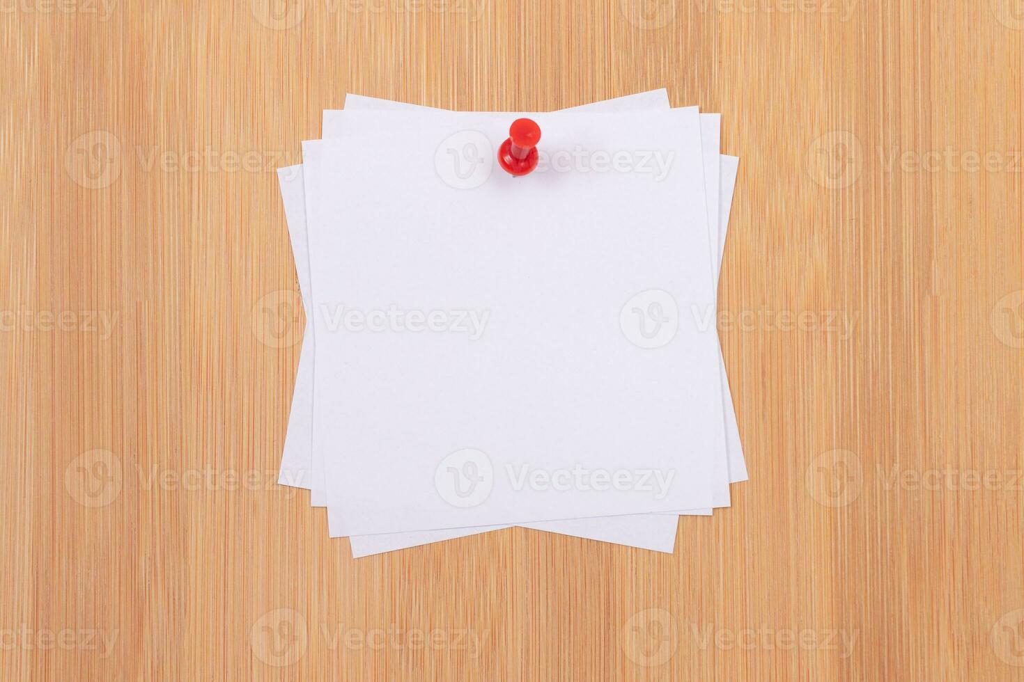 Autocollant de note de papier vide de couleur avec épingle rouge