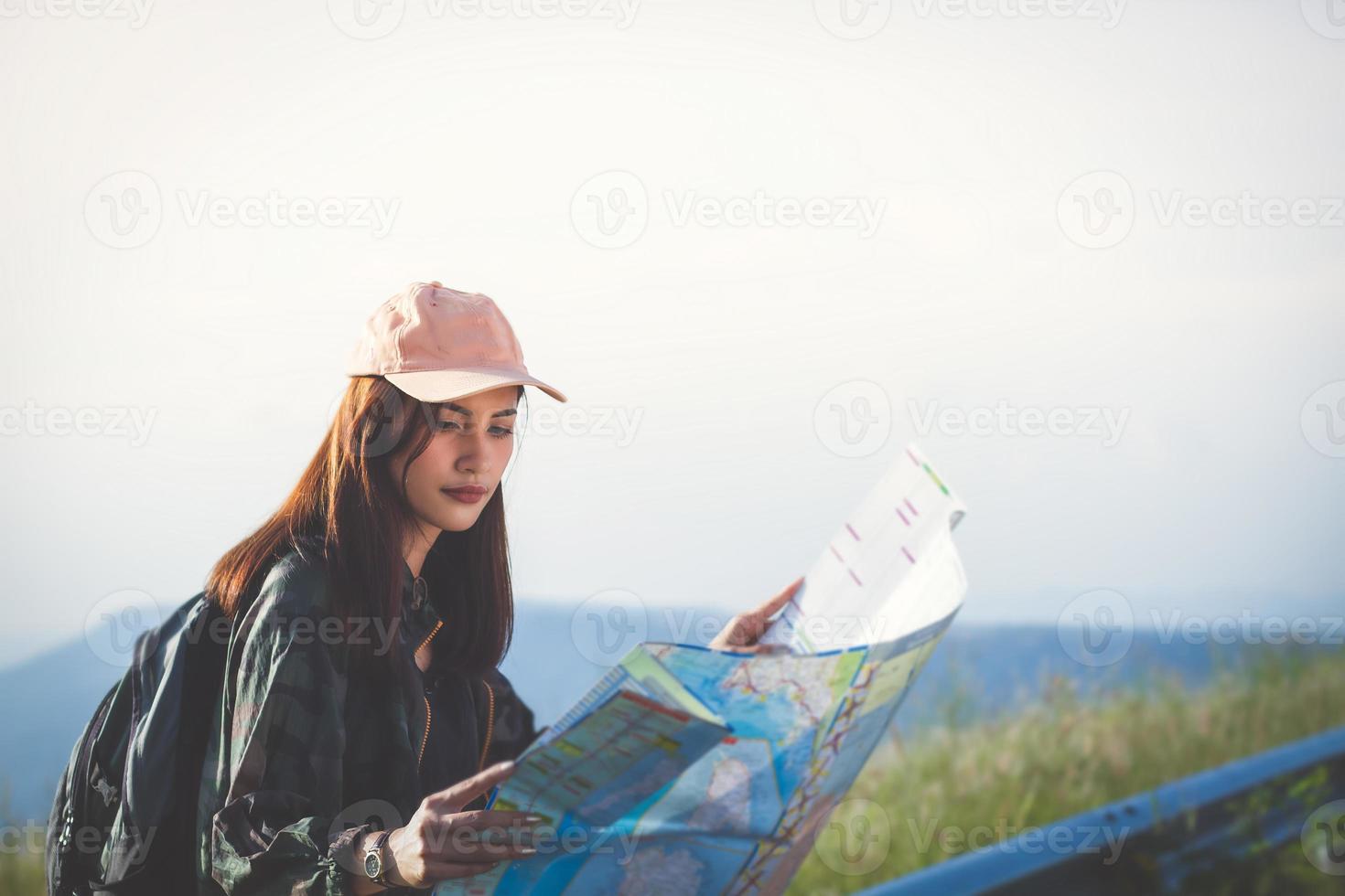 jeunes femmes asiatiques faisant de la randonnée avec des amis sacs à dos marchant ensemble et regardant la carte et prenant un appareil photo au bord de la route et ayant l'air heureux, détendez-vous pendant les vacances concept de voyage