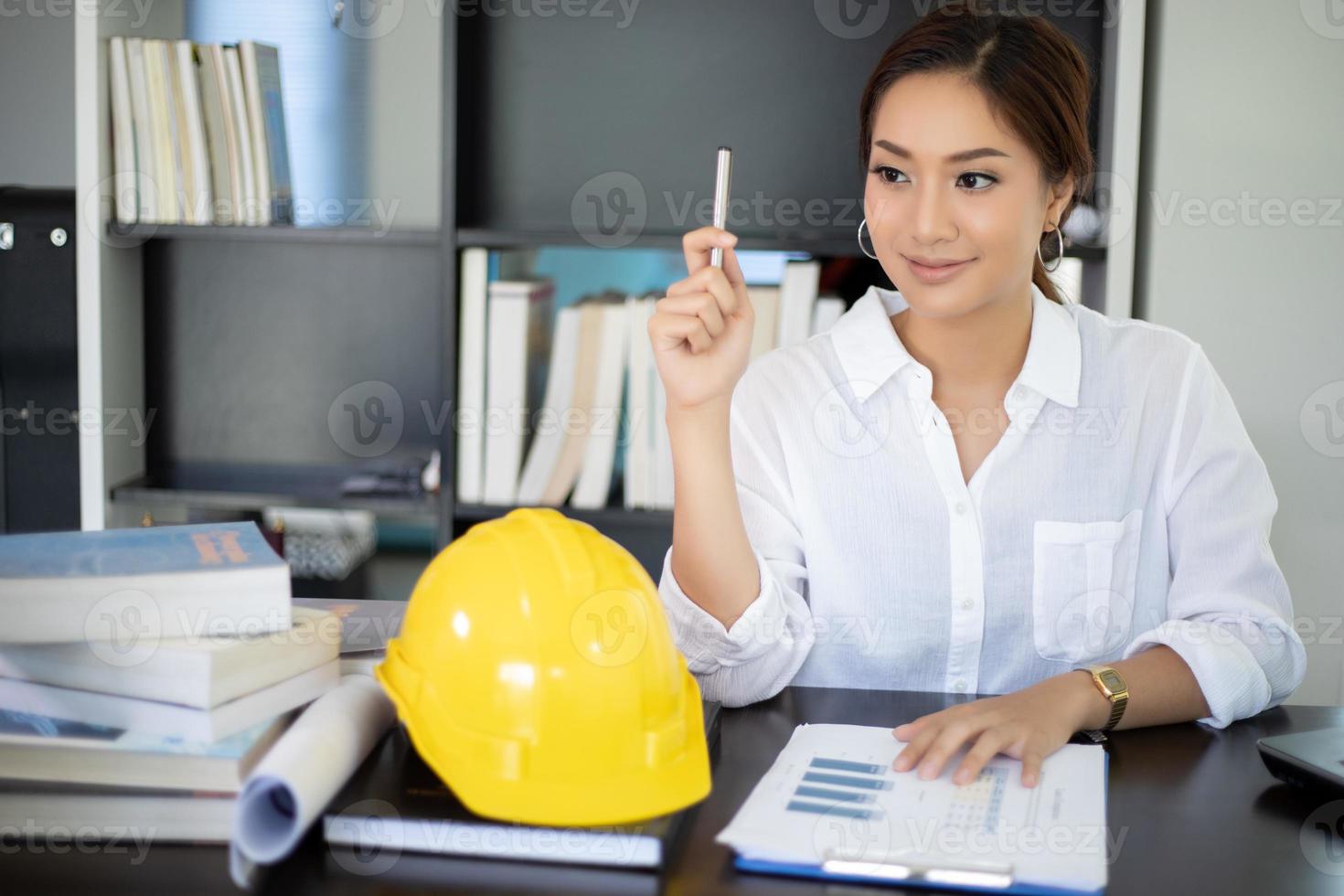 les femmes ingénieurs pensent à créer de nouveaux emplois et sourient et travaillent heureuses photo