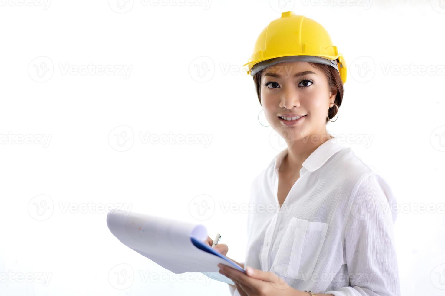 femmes asiatiques ingénierie inspectant et travaillant et tenant des plans au bureau photo