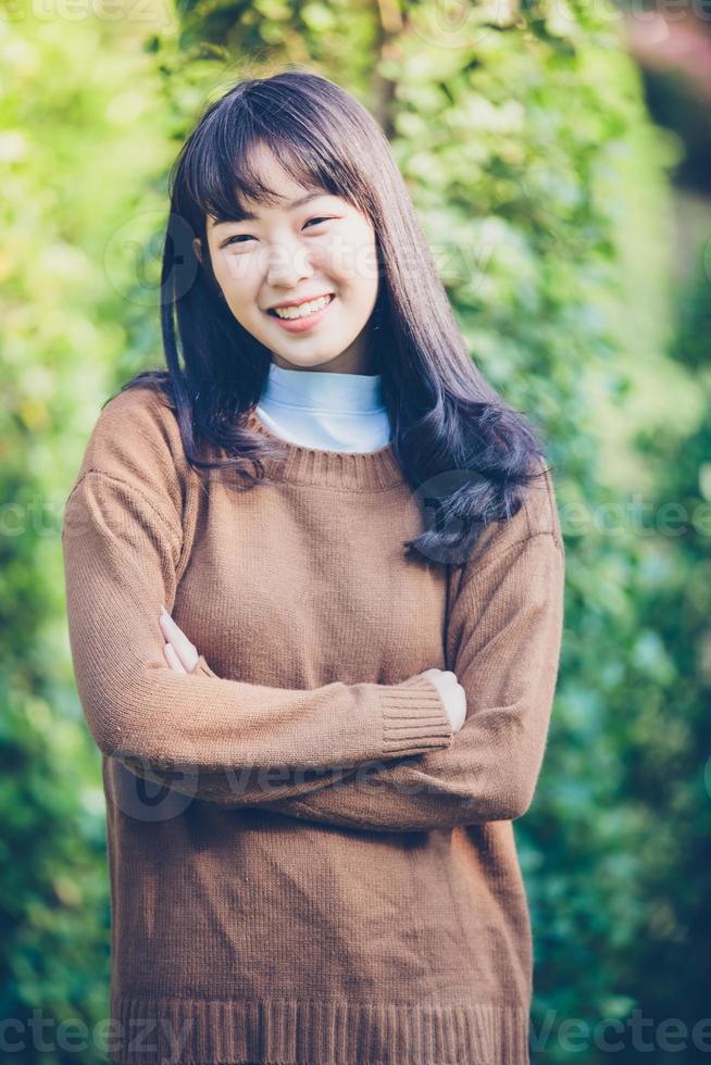 belles jeunes femmes asiatiques souriantes heureuses en amour à l'extérieur photo