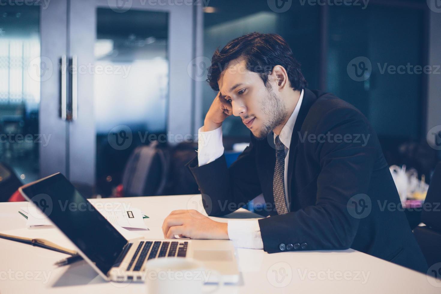 homme d'affaires sérieux au sujet du travail acharné jusqu'à ce que le mal de tête photo