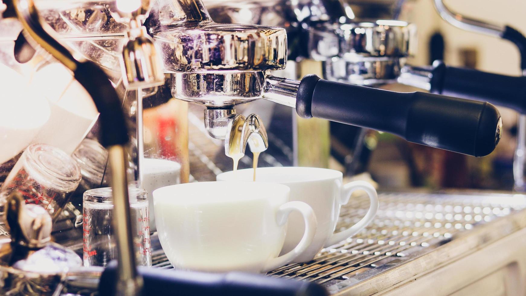 hommes asiatiques barista utilisant une machine à café dans un comptoir de café - femme qui travaille propriétaire de petite entreprise concept de café de nourriture et de boisson photo