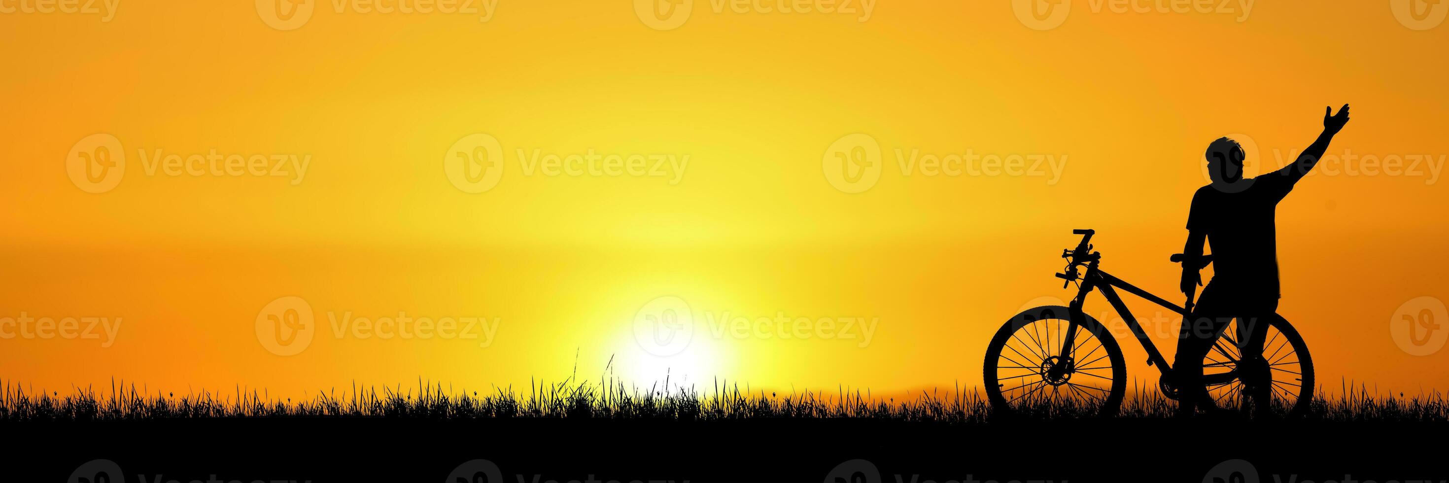 silhouette d'un cycliste heureux dans le pré. idées de remise en forme et de voyage photo