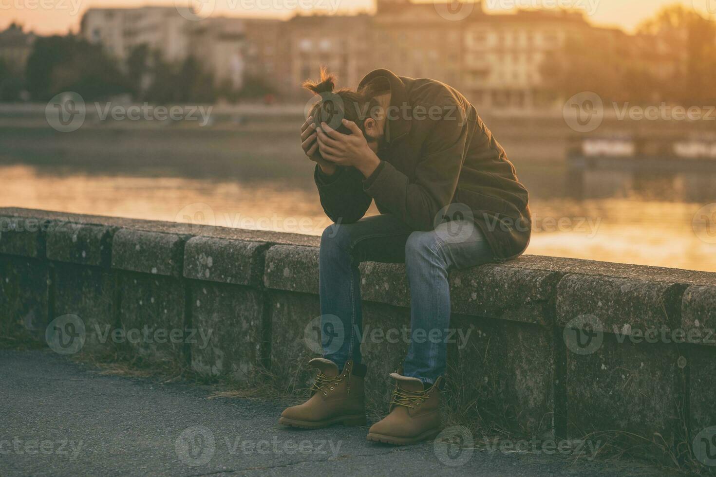 déprimé moderne homme d'affaire séance par le rivière.tonique image photo