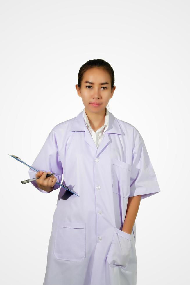 pharmacien chimiste et médecin femme asiatique avec stéthoscope et contrôle du presse-papiers photo