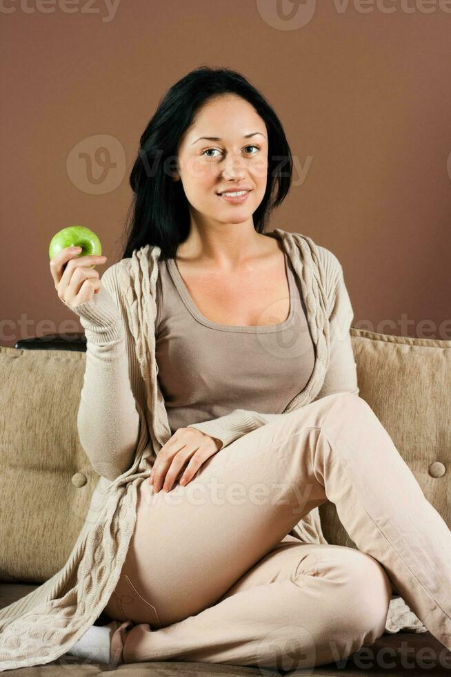 femme en mangeant Pomme photo
