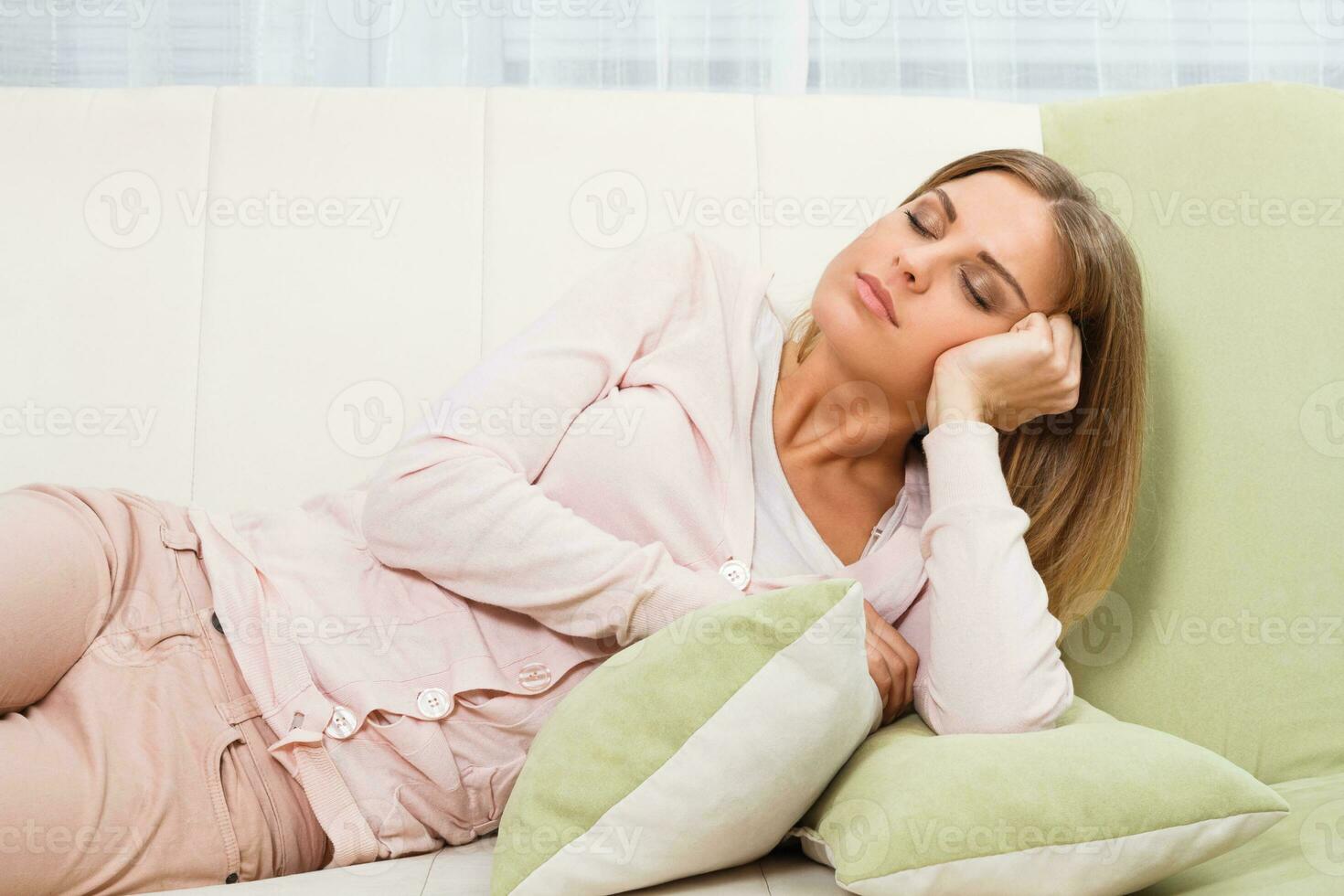 femme jouit sieste à sa Accueil photo