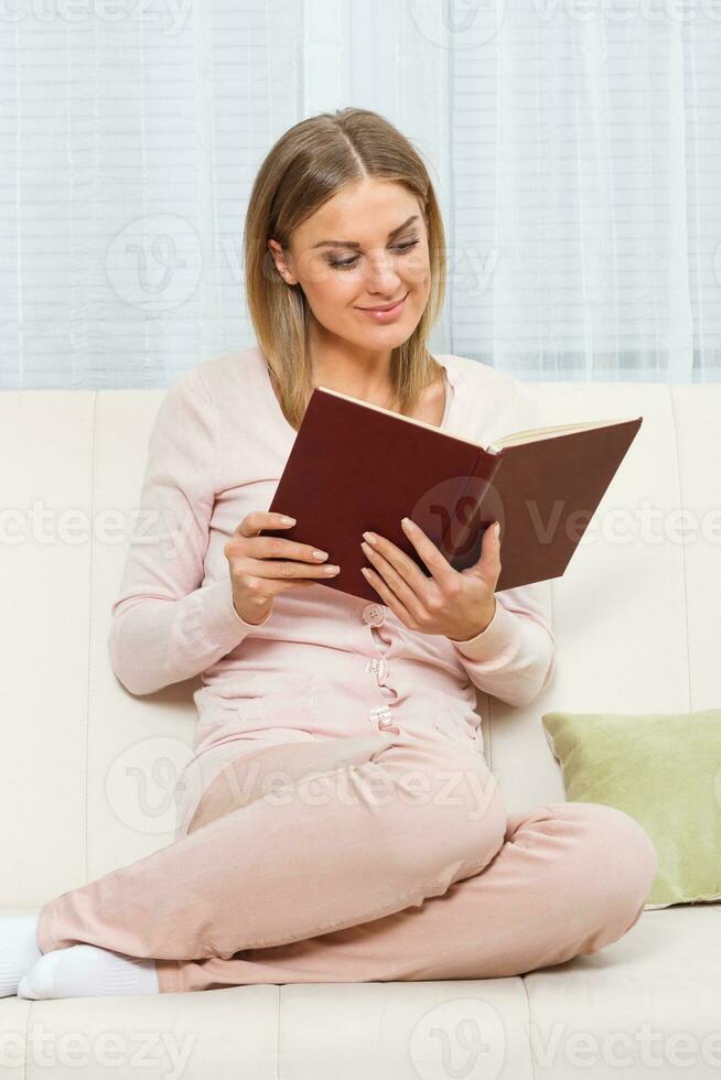 femme prendre plaisir en train de lire livre photo