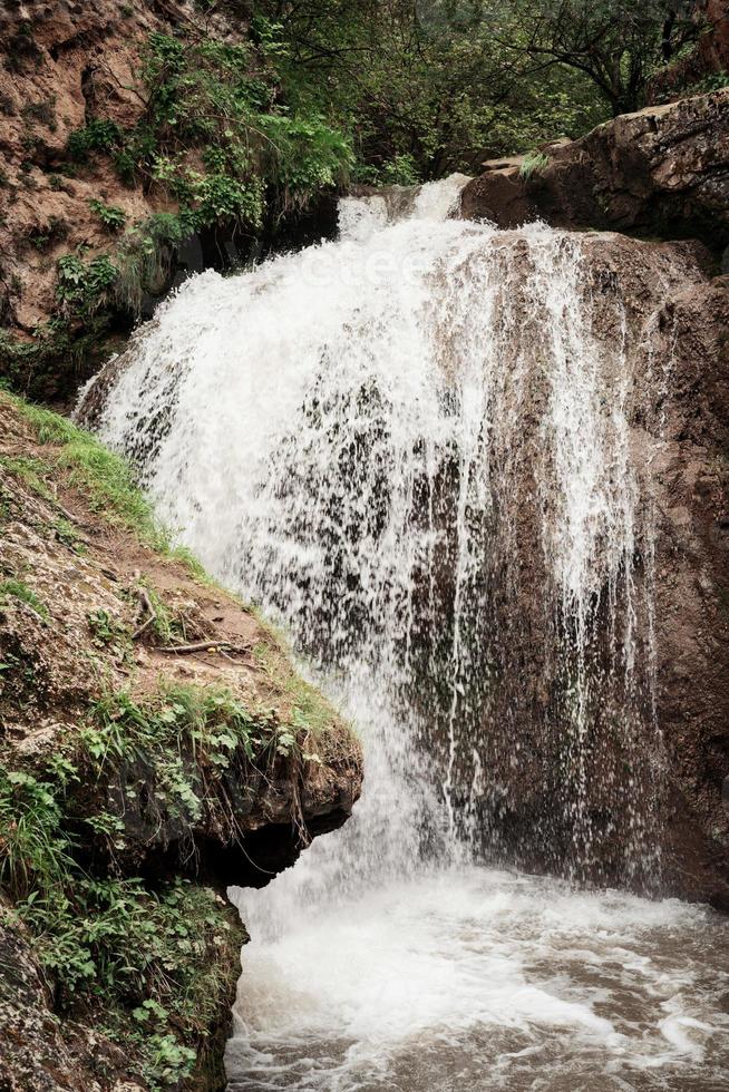 belle cascade de montagne le jour de pluie photo