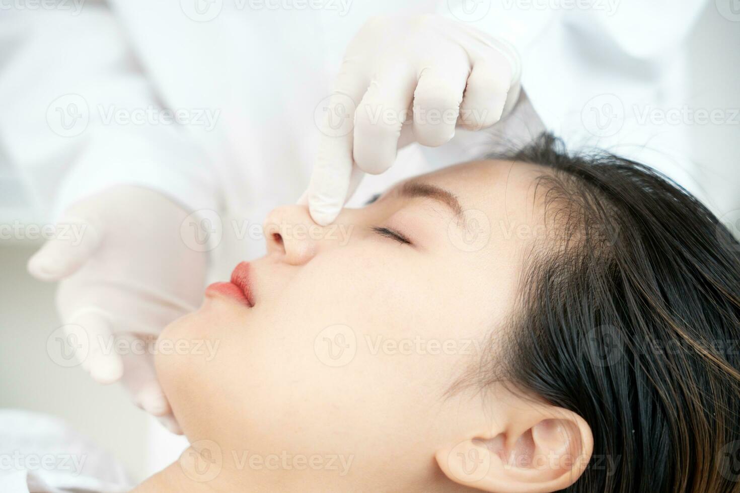 Plastique chirurgie, beauté, chirurgien ou esthéticien émouvant femme affronter, chirurgical procédure cette impliquer modifier forme de nez, médecin examine patient nez avant rhinoplastie, médical assistance, santé photo