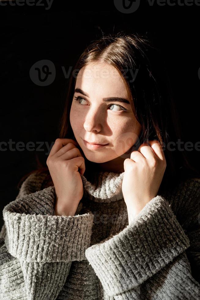 portrait d'une belle jeune femme dans un chapeau de paille avec un motif d'ombre sur le visage et le corps photo