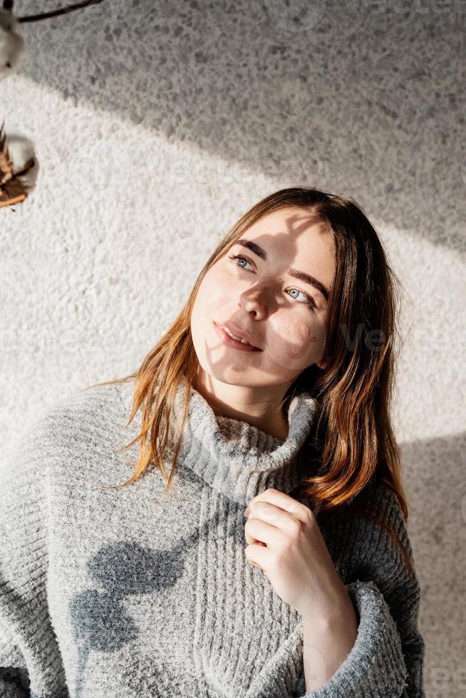 portrait d'une belle jeune femme avec un motif d'ombre sur le visage et le corps sous forme de coton photo