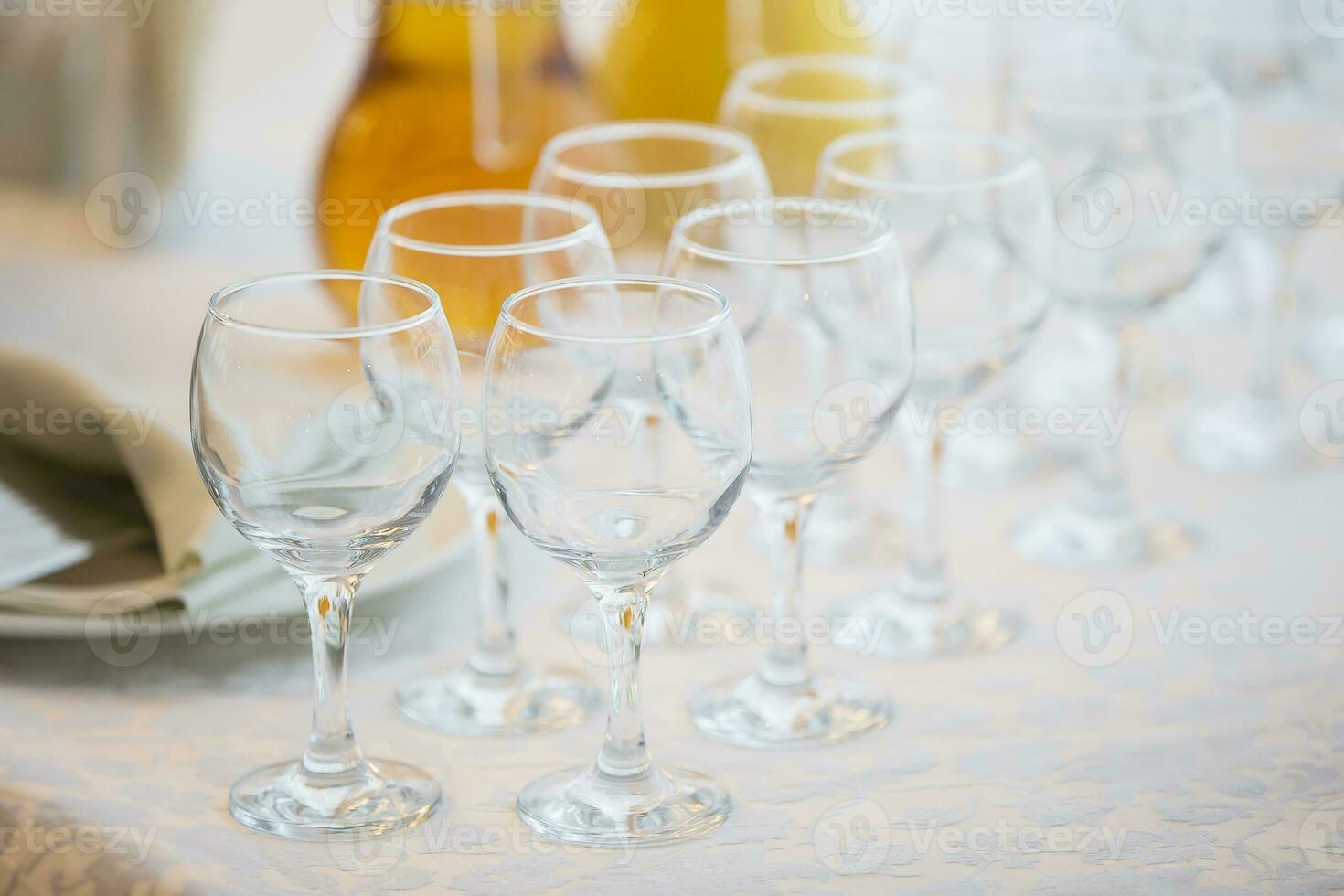 rangée de des lunettes en diagonale. du vin des lunettes pour une buffet table photo