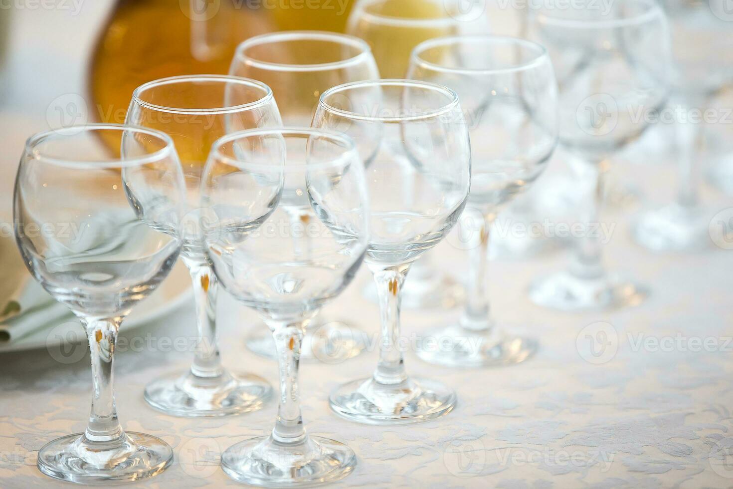 rangée de des lunettes en diagonale. du vin des lunettes pour une buffet table photo