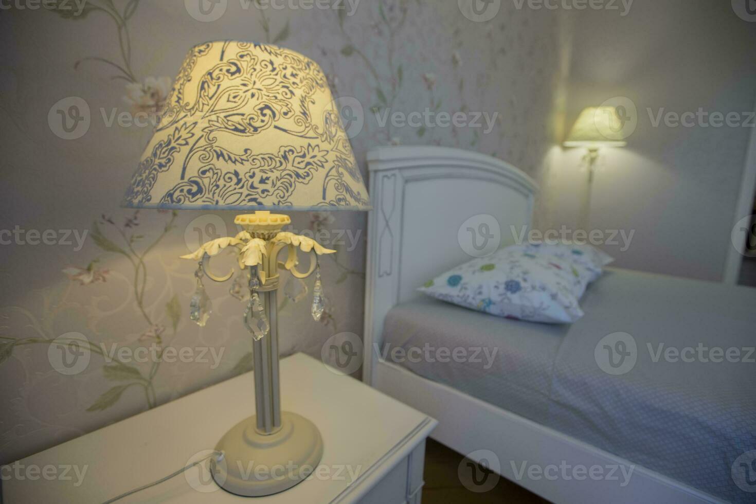 intérieur avec blanc lit et table lampe. chambre photo