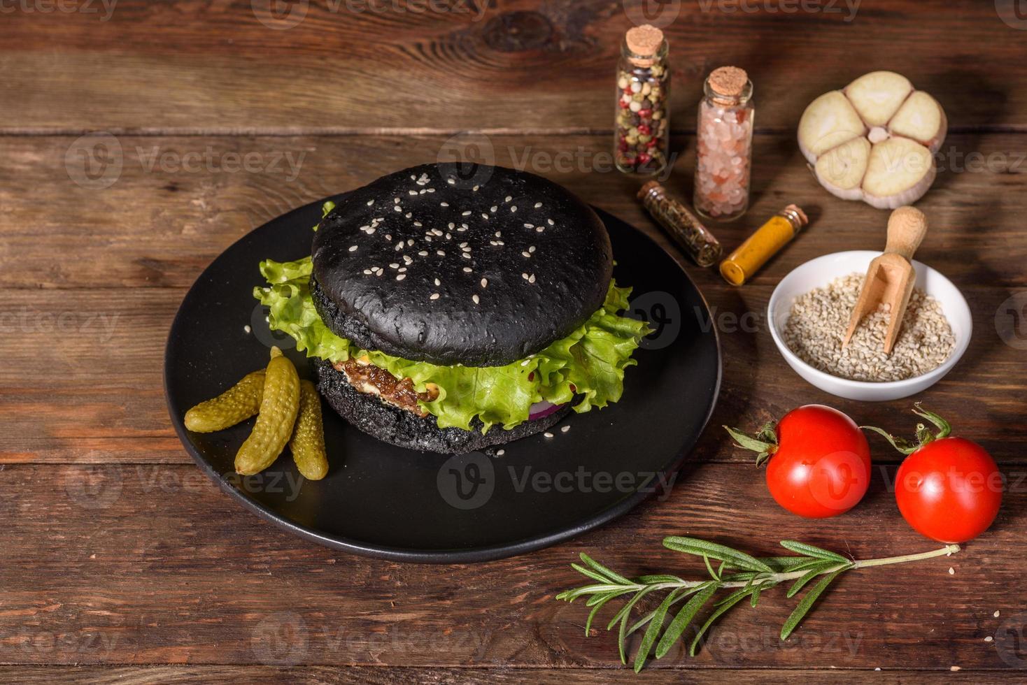 savoureux burger maison grillé avec boeuf, tomate, fromage, concombre et laitue photo