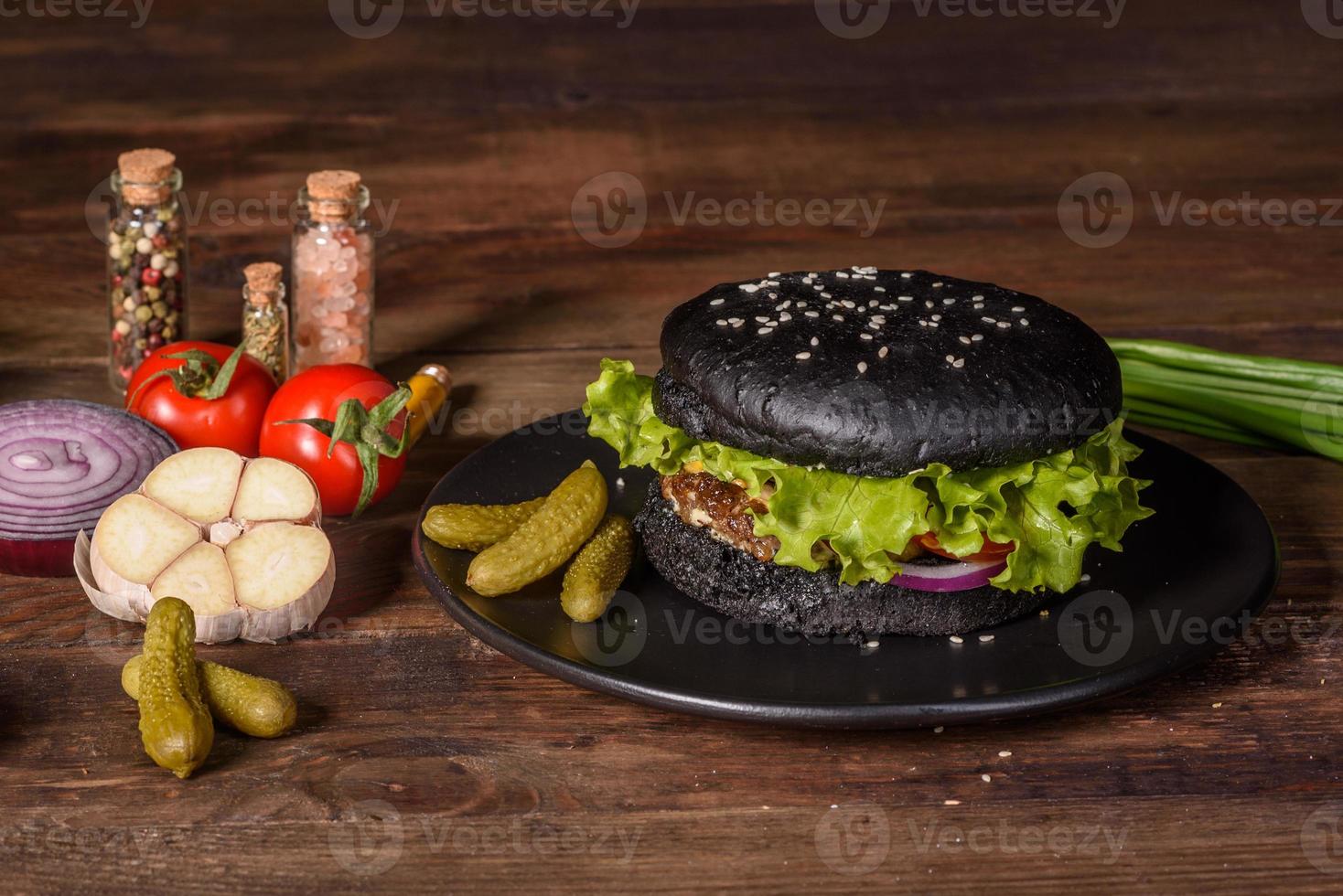 savoureux burger maison grillé avec boeuf, tomate, fromage, concombre et laitue photo