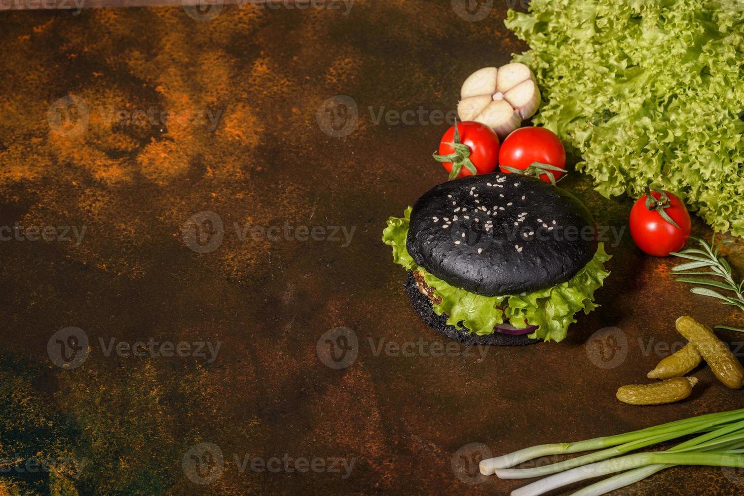 savoureux burger maison grillé avec boeuf, tomate, fromage, concombre et laitue photo