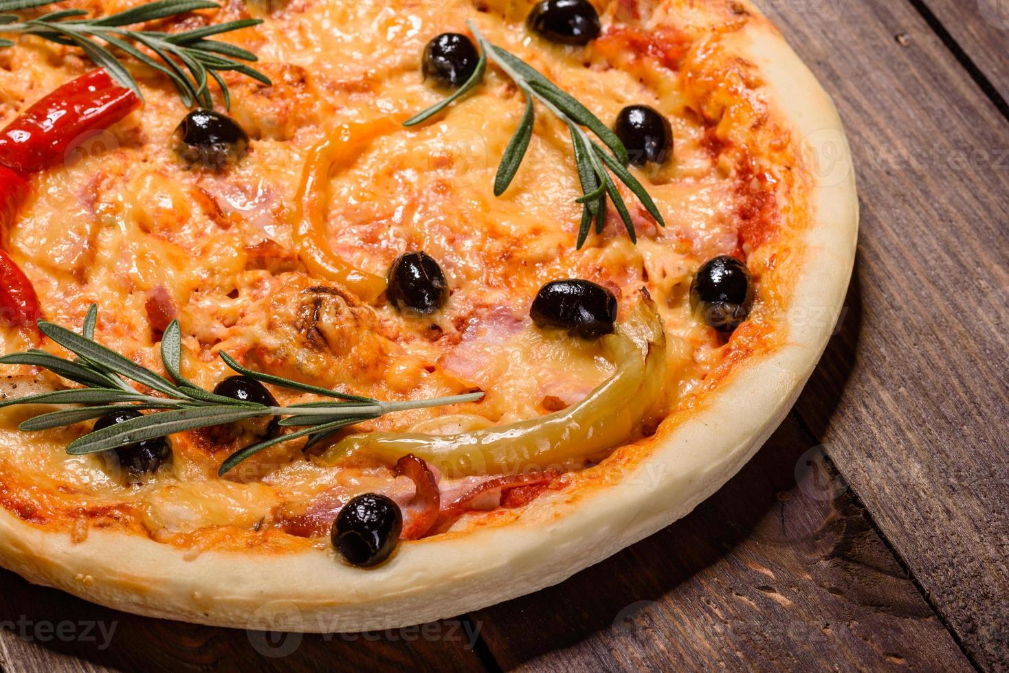 savoureuse pizza chaude fraîche sur un fond sombre. pizza, nourriture, légumes, champignons photo