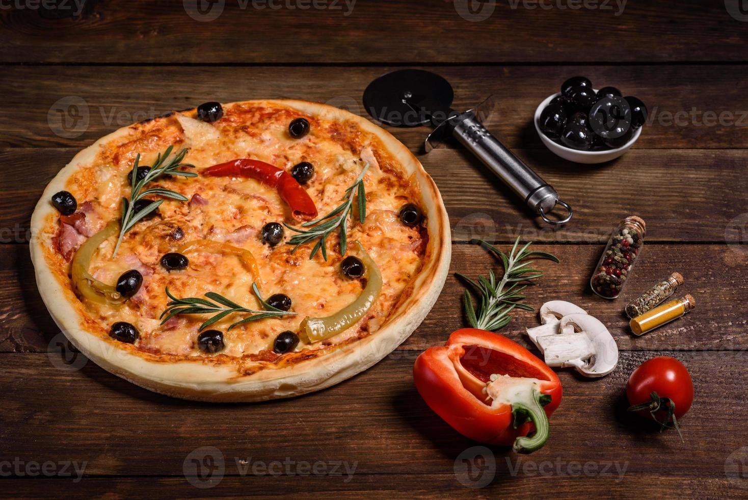 savoureuse pizza chaude fraîche sur un fond sombre. pizza, nourriture, légumes, champignons photo