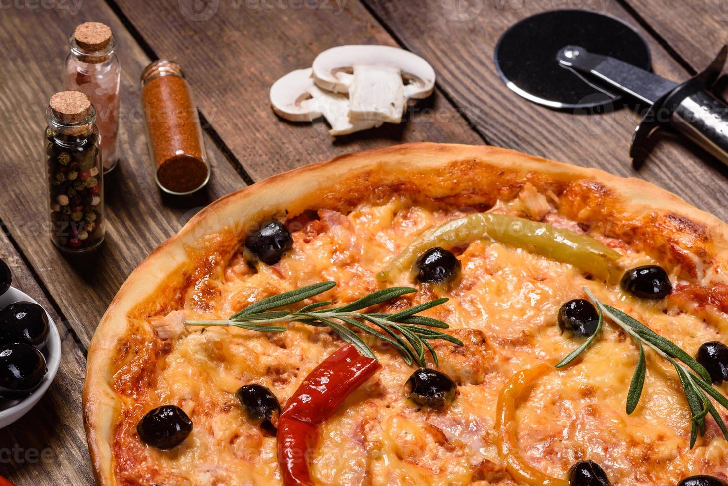 savoureuse pizza chaude fraîche sur un fond sombre. pizza, nourriture, légumes, champignons photo