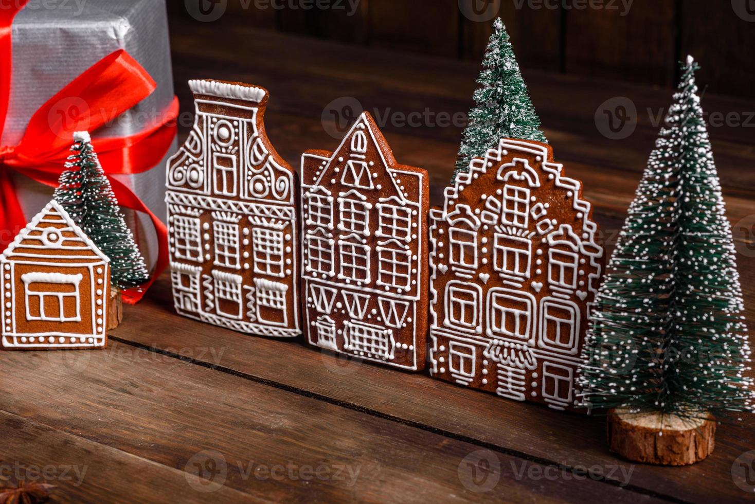 délicieux beaux bonbons sur une table en bois sombre la veille de noël photo