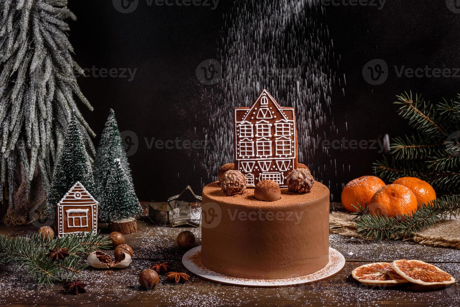 délicieux beaux bonbons sur une table en bois sombre la veille de noël photo