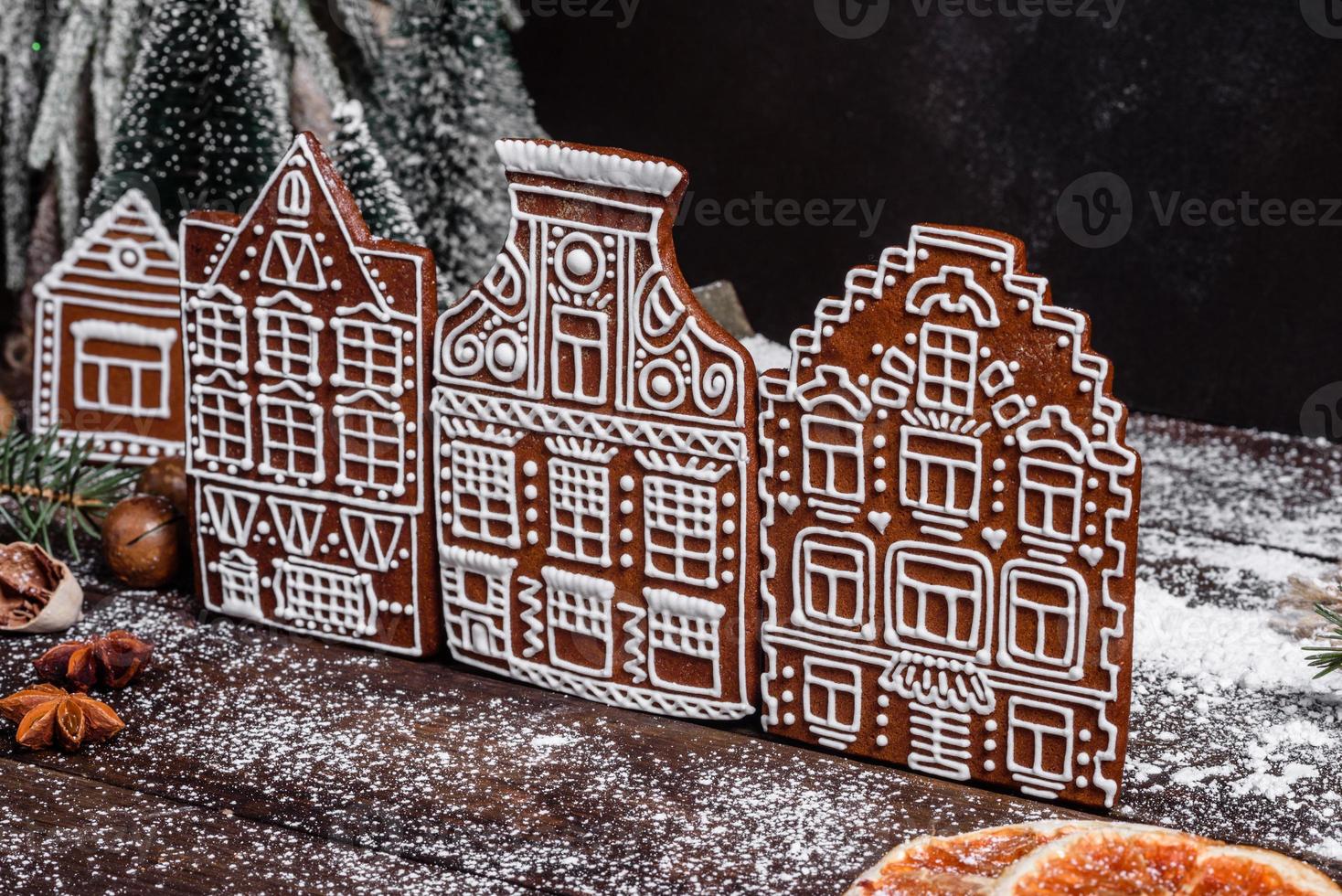 délicieux beaux bonbons sur une table en bois sombre la veille de noël photo