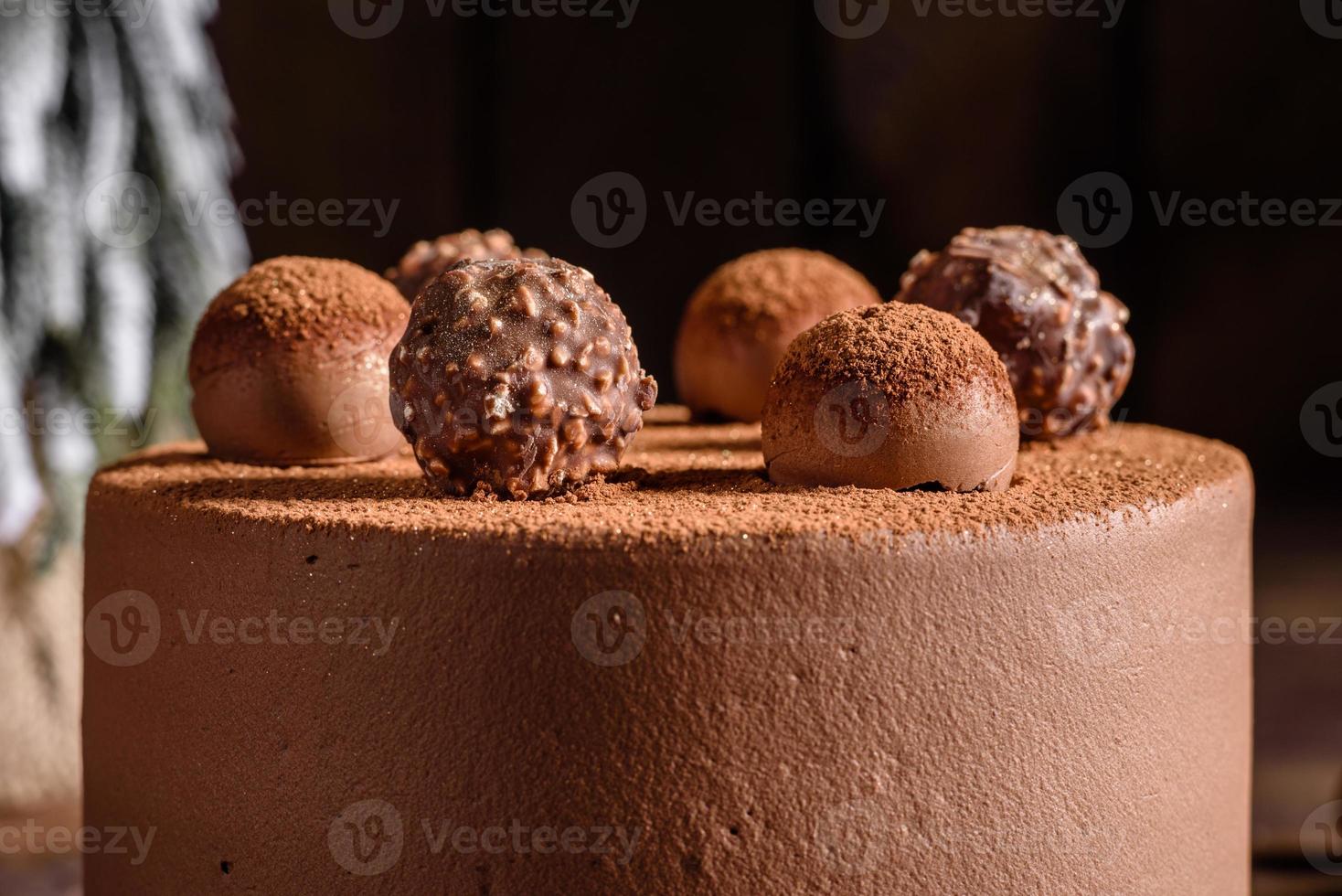 délicieux beaux bonbons sur une table en bois sombre la veille de noël photo