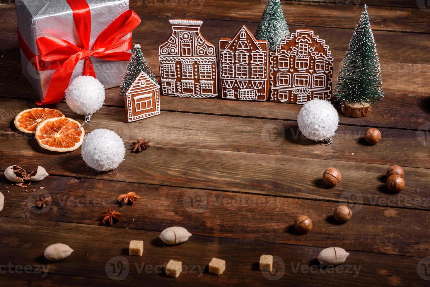 délicieux beaux bonbons sur une table en bois sombre la veille de noël photo