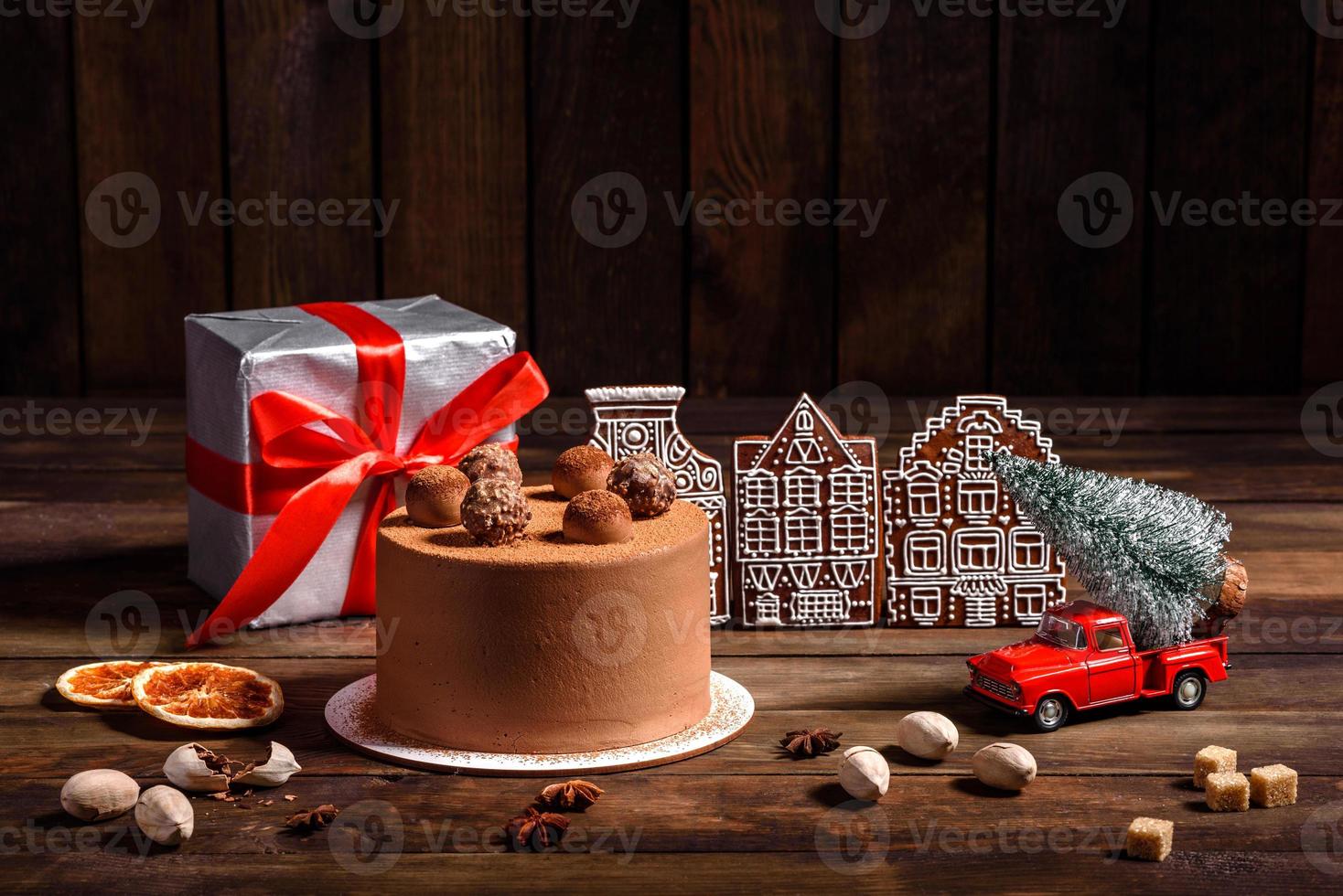 délicieux beaux bonbons sur une table en bois sombre la veille de noël photo