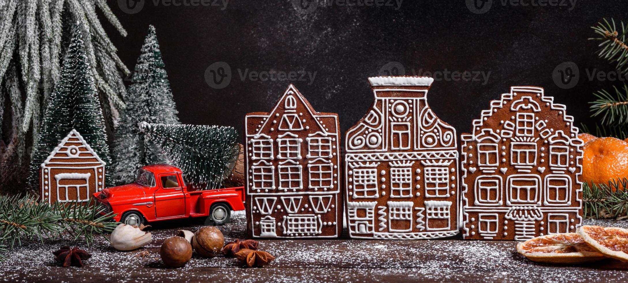 délicieux beaux bonbons sur une table en bois sombre la veille de noël photo