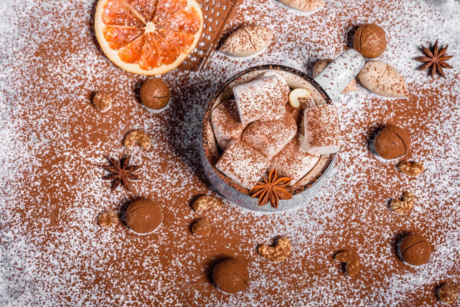 tasse de chocolat chaud avec des guimauves blanches photo