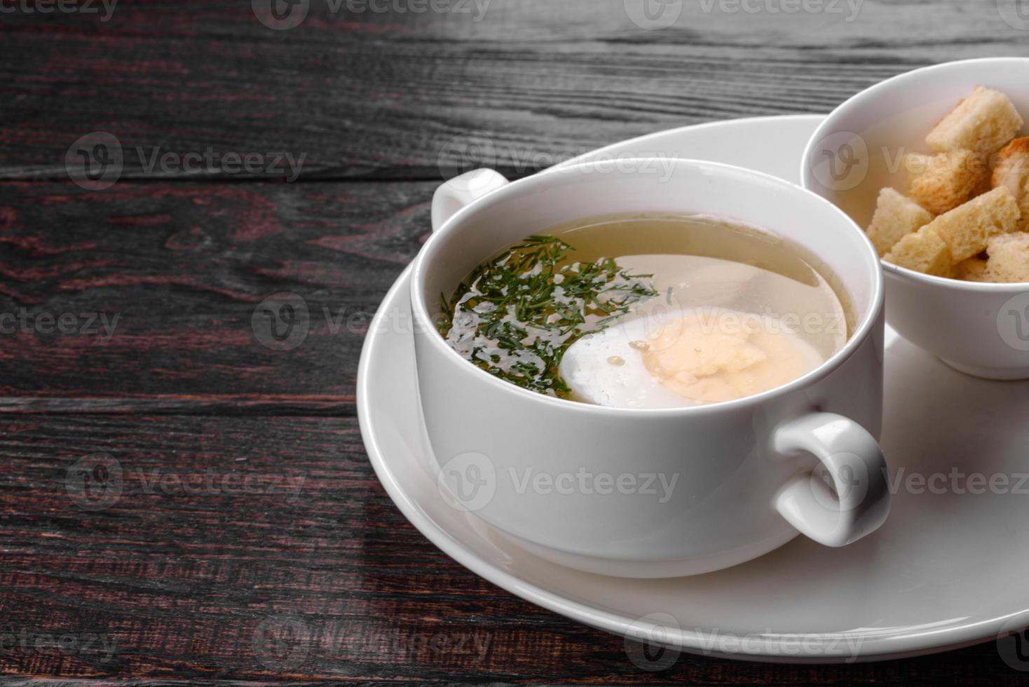 soupe de nouilles asiatique, ramen au poulet, légumes et œuf dans un bol blanc photo