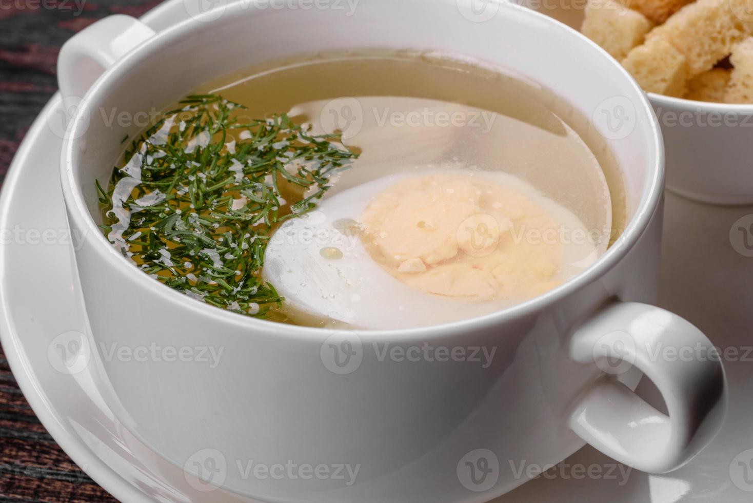 soupe de nouilles asiatique, ramen au poulet, légumes et œuf dans un bol blanc photo