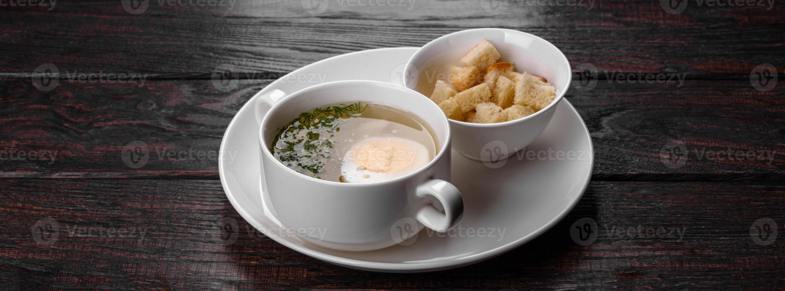 soupe de nouilles asiatique, ramen au poulet, légumes et œuf dans un bol blanc photo