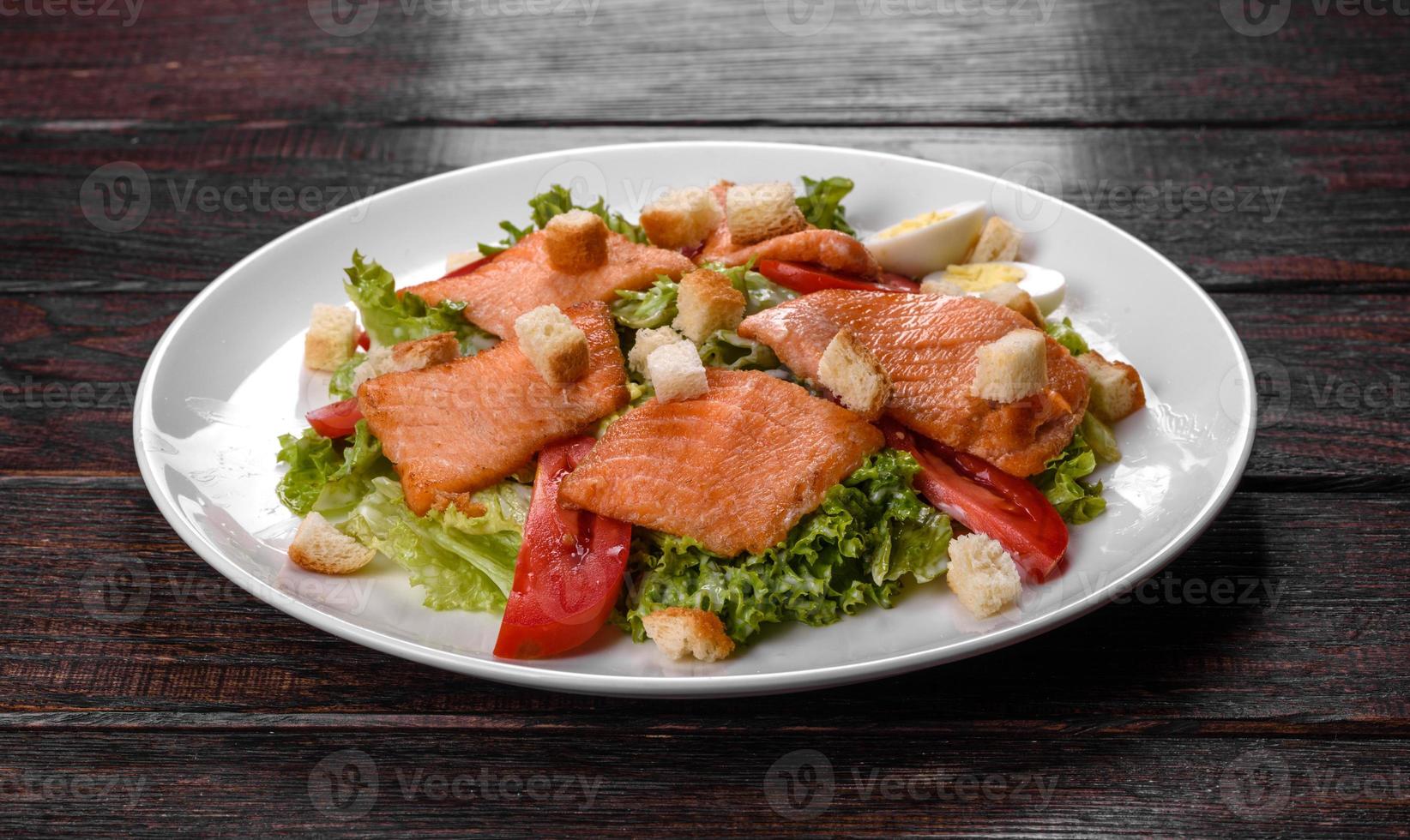 délicieuse salade fraîche au poisson rouge pour la table de fête photo