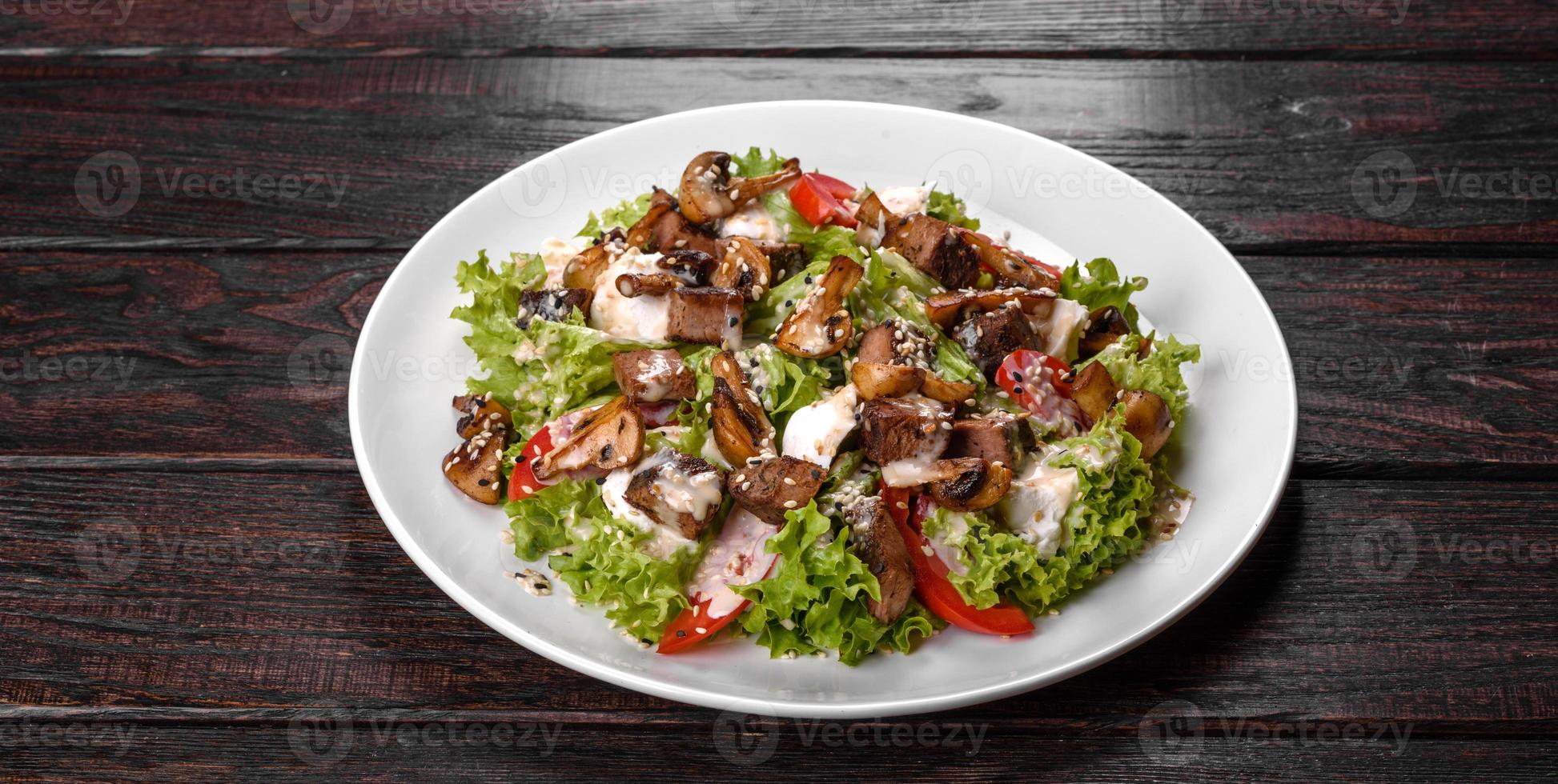 délicieuse salade de boeuf frais pour une table de fête photo