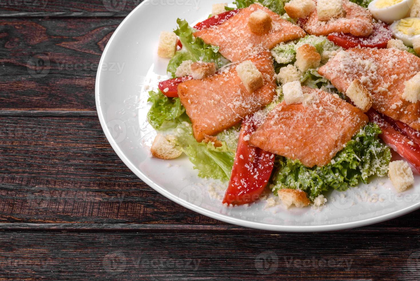 délicieuse salade fraîche au poisson rouge pour la table de fête photo