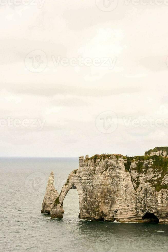 le rocheux cambre par le océan photo